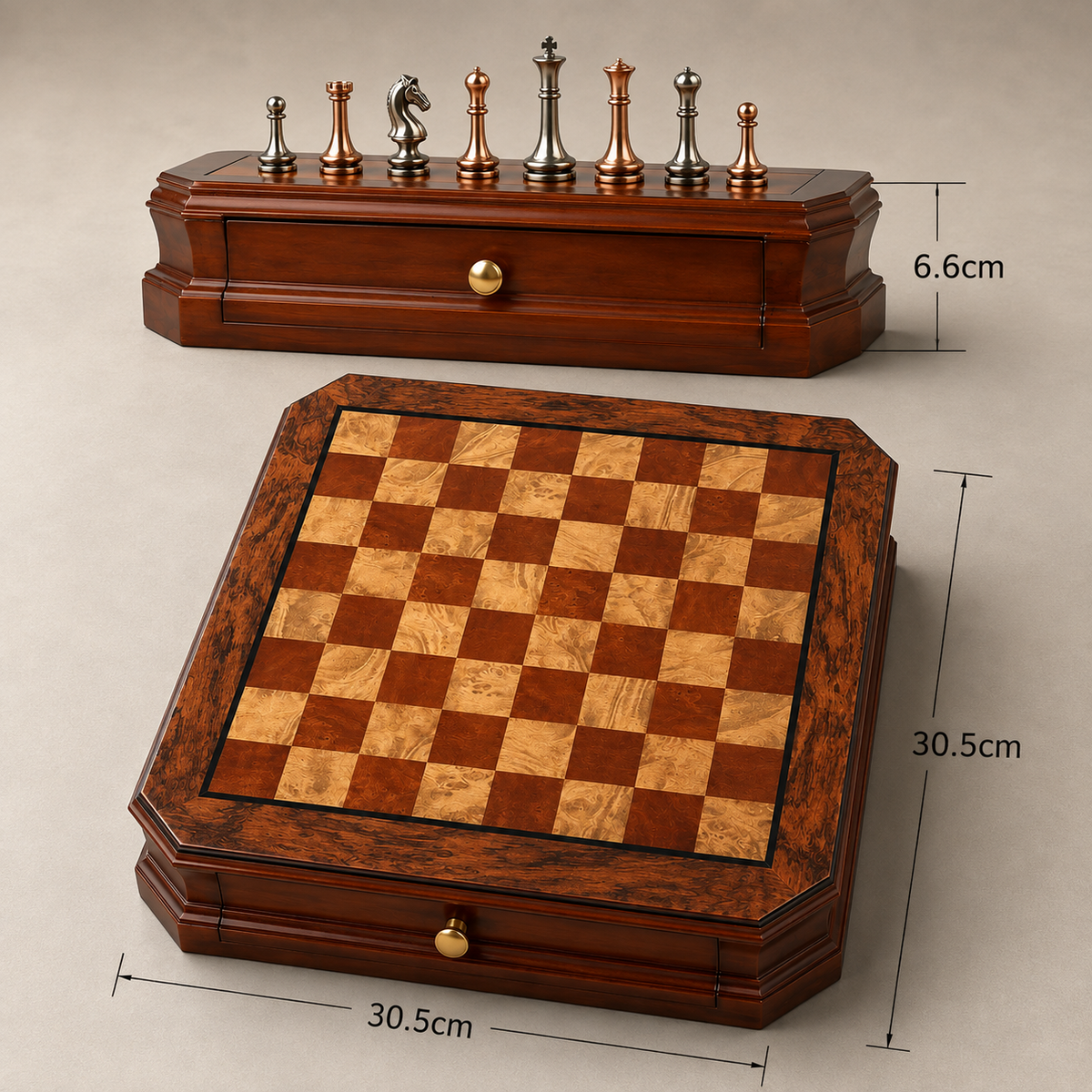 Jeu d’échecs en acajou à tiroirs et pièces en métal vieilli